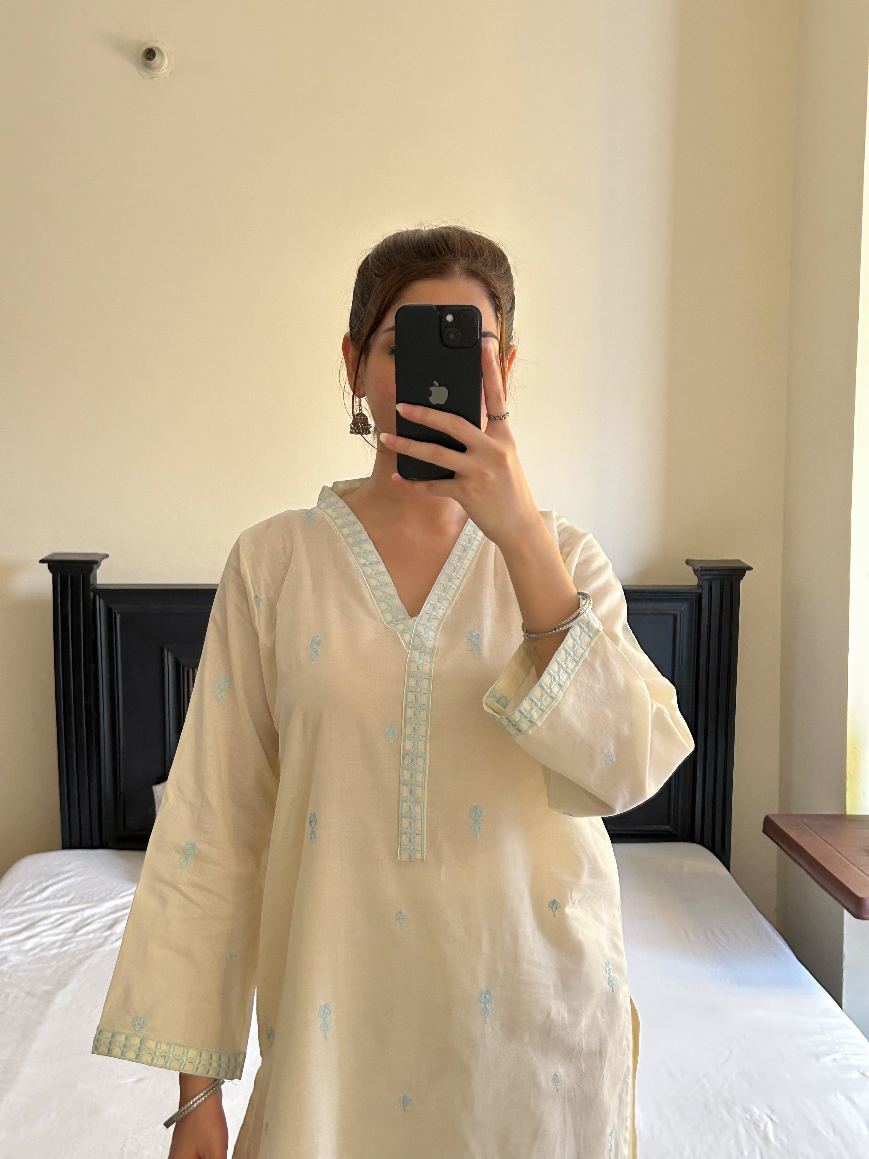 SE25-402 2PCS LAWN EMBROIDERED KURTA WITH TROUSER