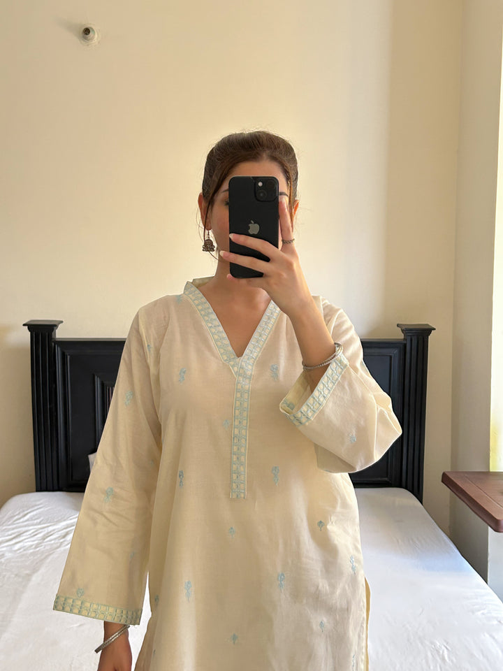 SE25-402 2PCS LAWN EMBROIDERED KURTA WITH TROUSER