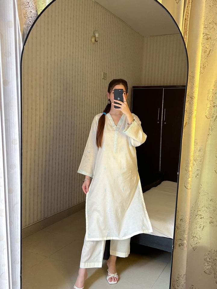 SE25-402 2PCS LAWN EMBROIDERED KURTA WITH TROUSER