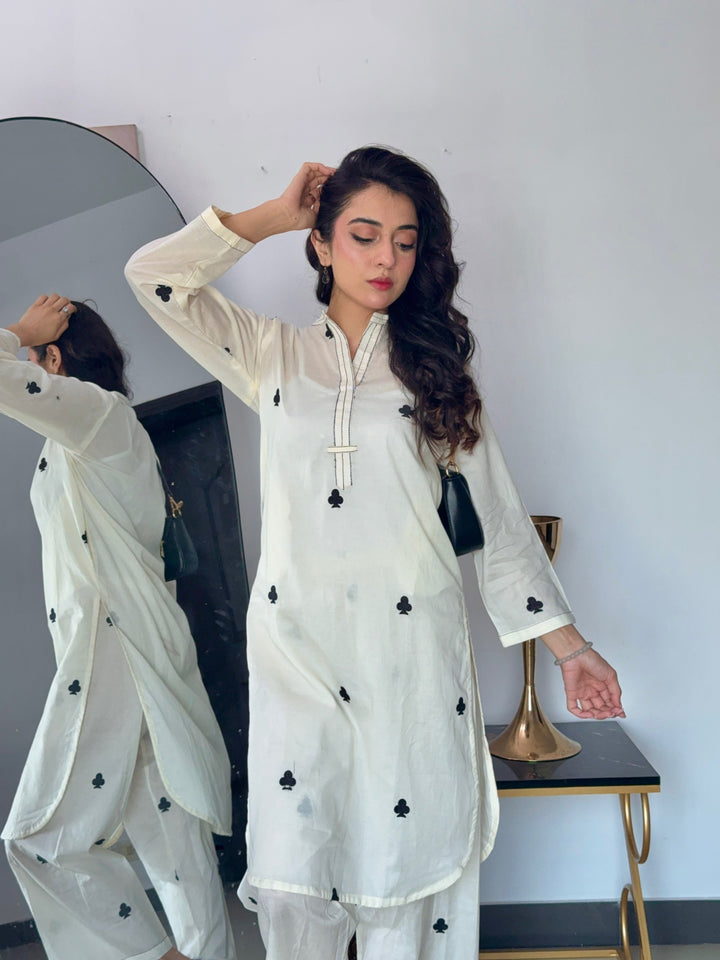 SE25-403 2PCS LAWN EMBROIDERED KURTA WITH TROUSER