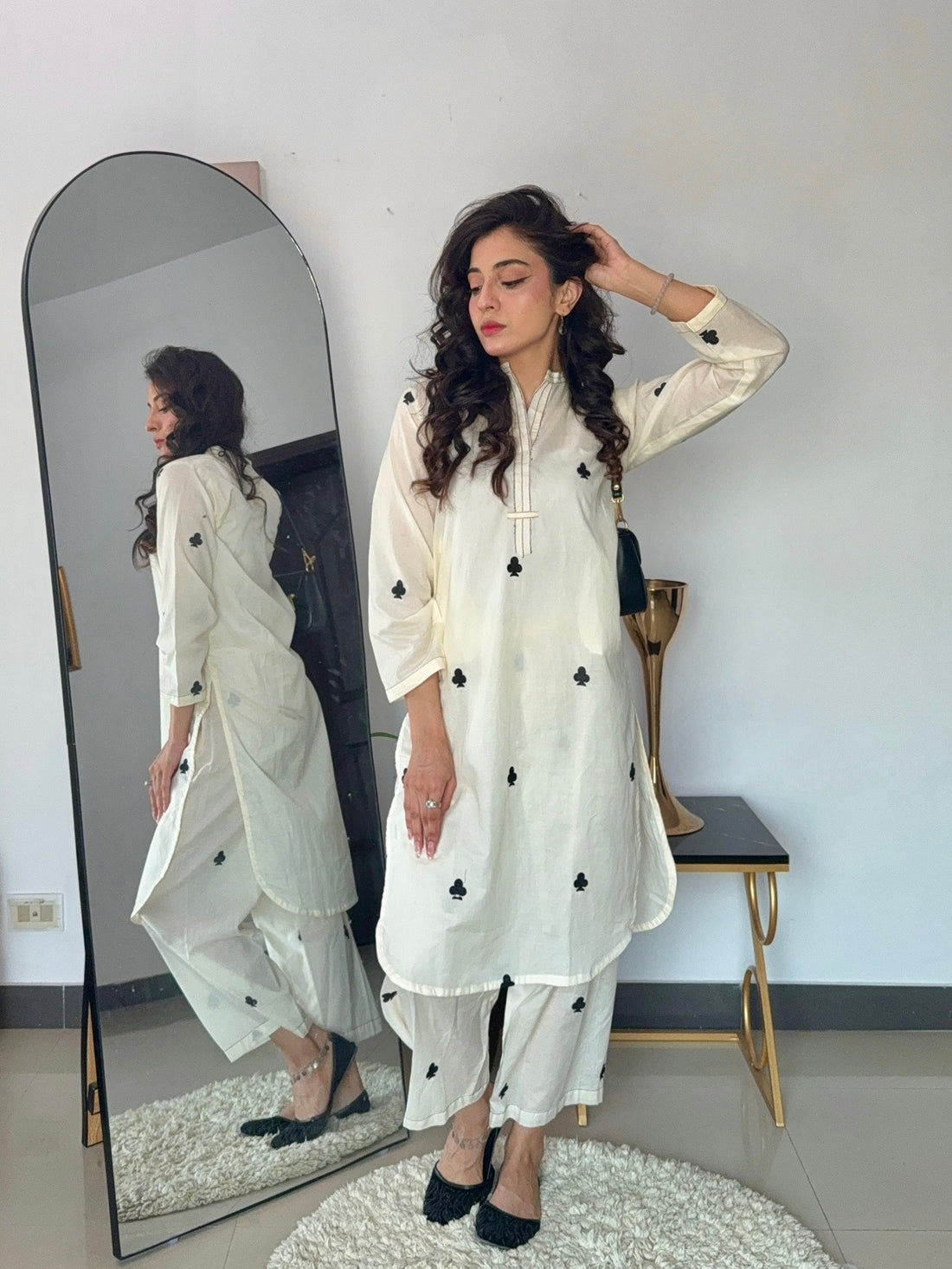 SE25-403 2PCS LAWN EMBROIDERED KURTA WITH TROUSER