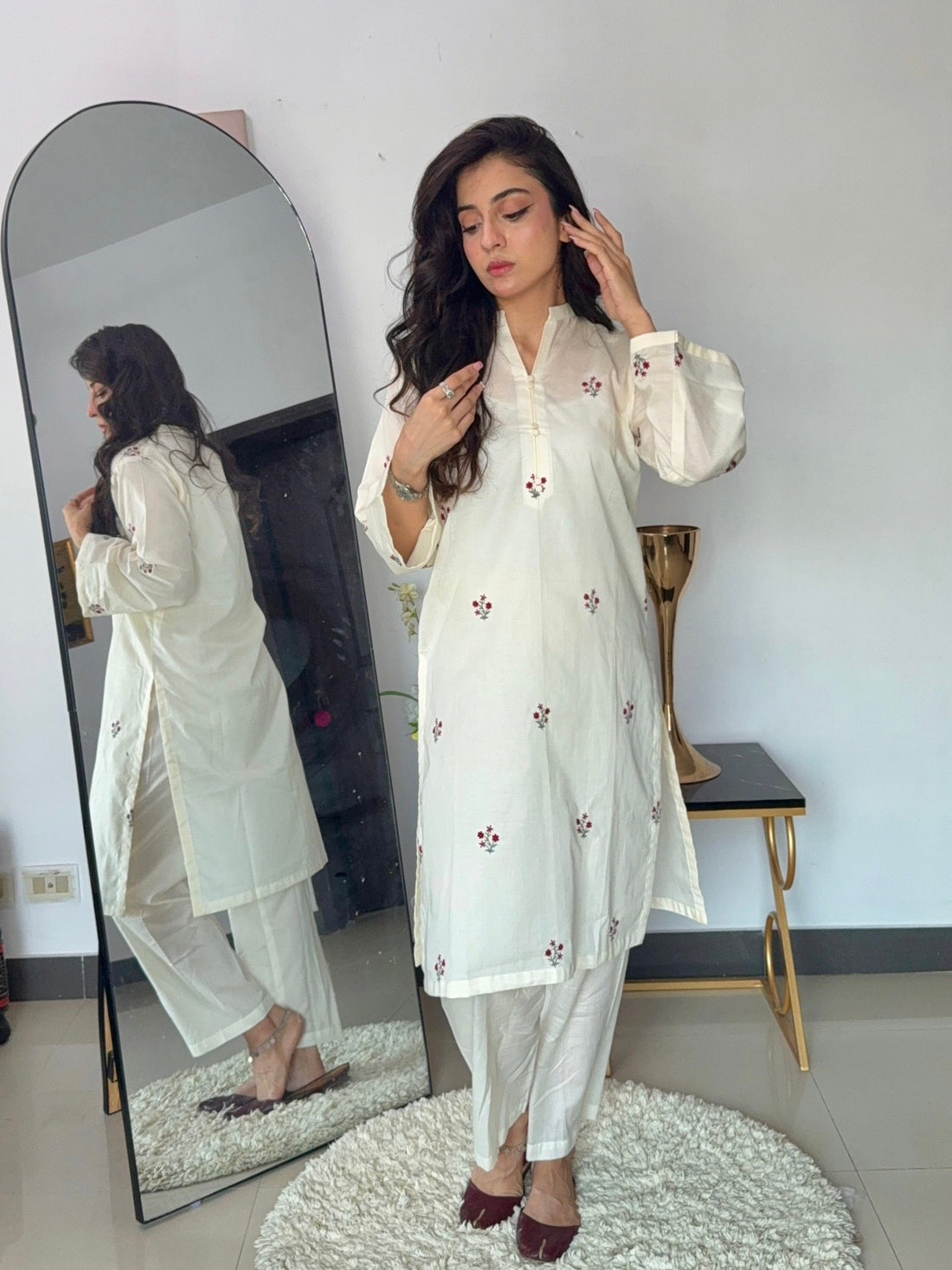 SE25-404 2PCS LAWN EMBROIDERED KURTA WITH TROUSER