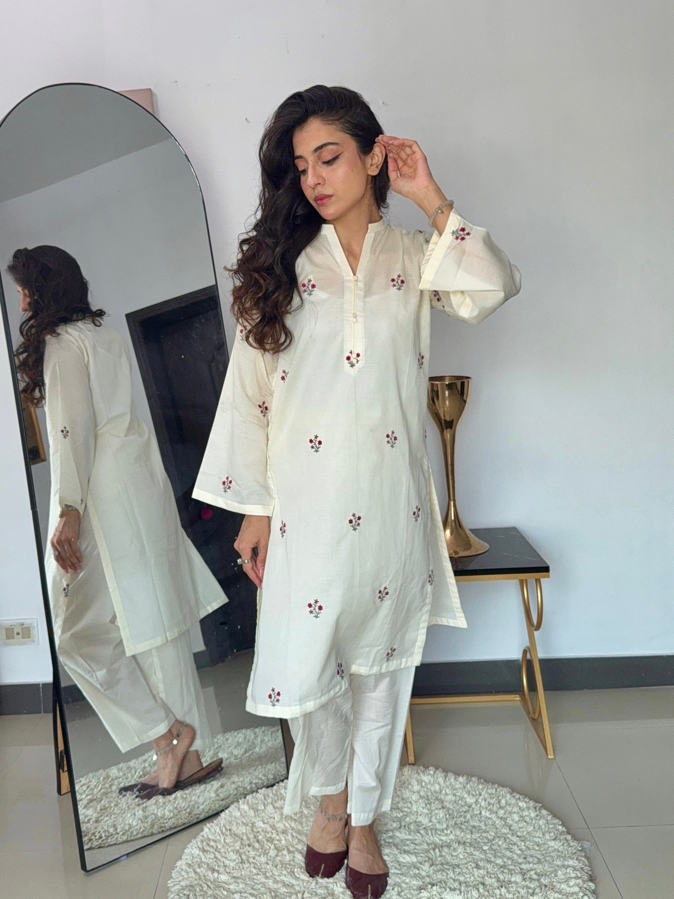 SE25-404 2PCS LAWN EMBROIDERED KURTA WITH TROUSER