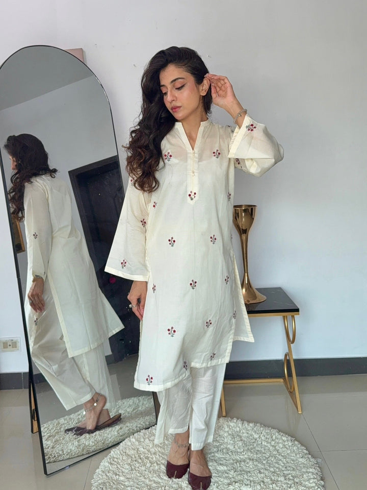 SE25-404 2PCS LAWN EMBROIDERED KURTA WITH TROUSER